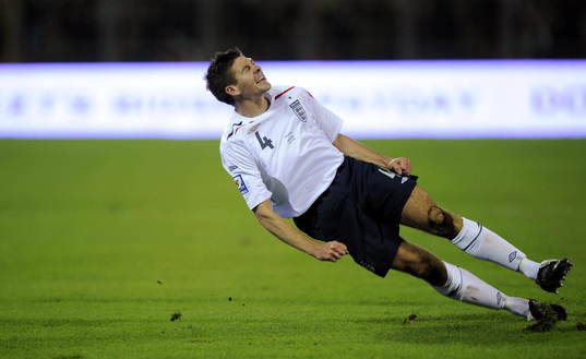 Steven Gerrard, England, faller av glädje