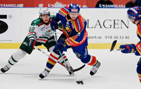 Michael Holmqvist, Djurgården, avlossar ett skott