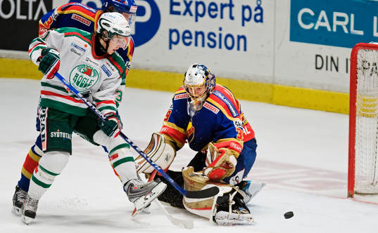 Mario Kempe, Rögle, oroar framför Stefan Ridderwall,
