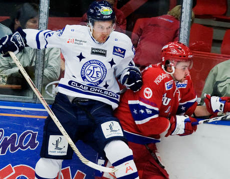 Jimmy Ahnelöv, Huddinge, tacklas av en Leksand-spelare