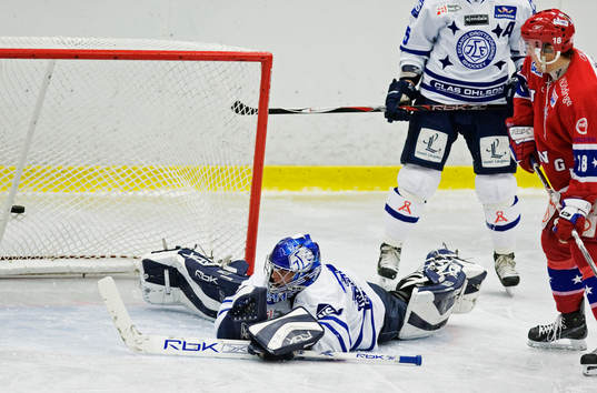 Emanuel Fredrikson, målvakt, Leksand, släpper in ett