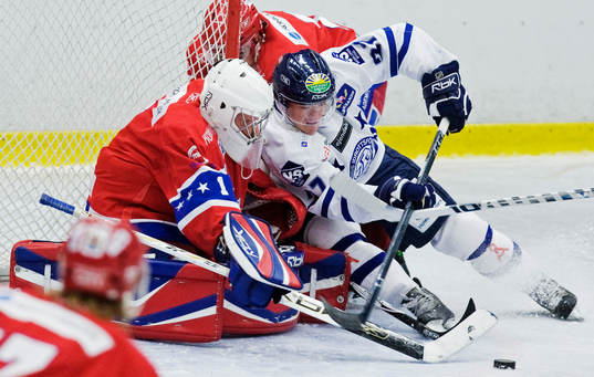 Kevin Doell, Leksand, oroar framför Tom Olsson, målvakt,