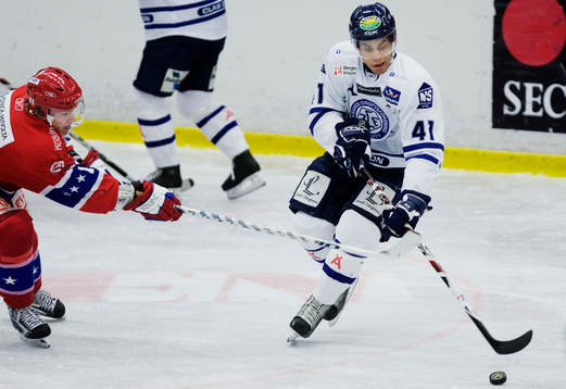 Christoffer Lindholm, Huddinge, försöker att ta pucken av