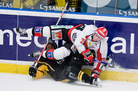 Jonathan Persson, Almtuna flyger över Mikael Österberg,