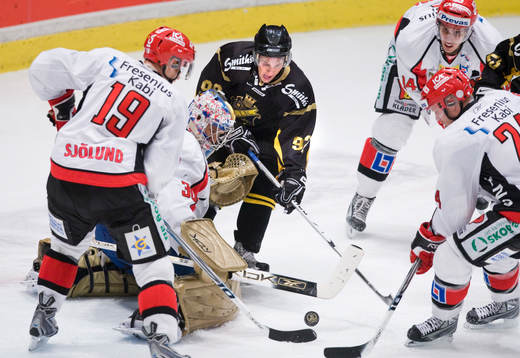 Jonas Westerling, AIK pressar på framför Mark Owuya,