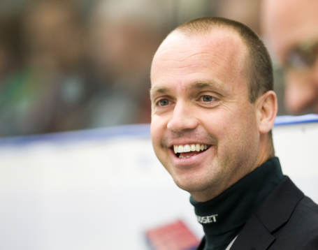 En glad Peter Johansson, tränare