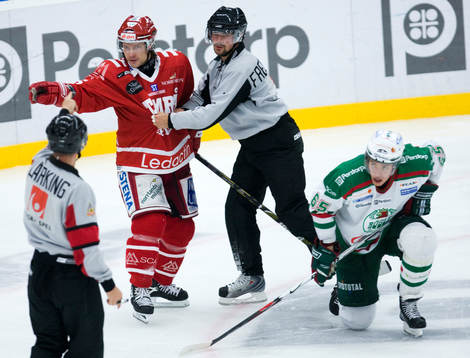 Toni Mäkiaho, Timrå, får matchstraff. På isen Andrèe