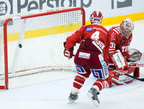 Pucken har letat sig bakom Johan Backlund, målvakt, Timrå