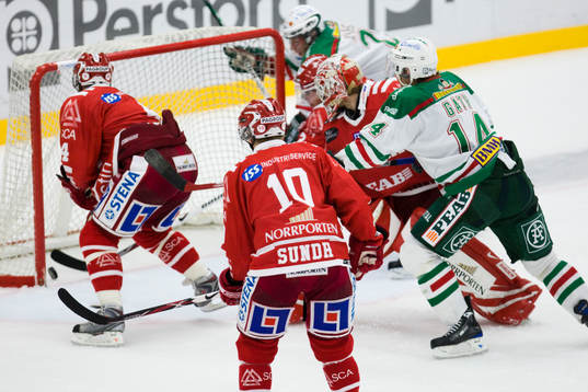 Mikael Gath, Rögle, tryker in sin tredje puck för kvällen