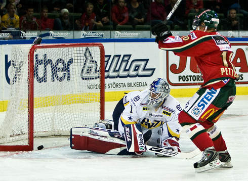 Fredrik Pettersson gör 2-1 till Frölunda bakom Stefan