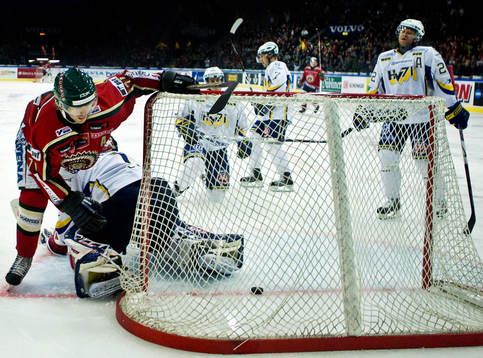 David Petrasek, HV71, ser pucken gå in bakom Stefan Livh.