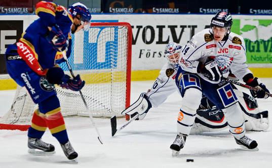 Dick Axelsson, Djurgården, är nära att göra mål på