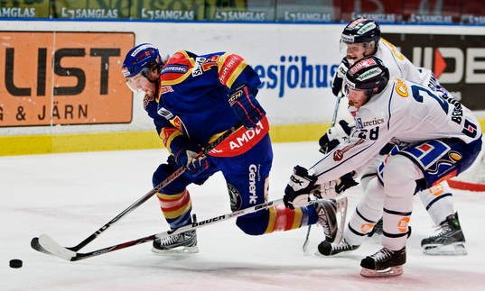Eric Beaudoin, Linköping, försöker stoppa Robin Figren,