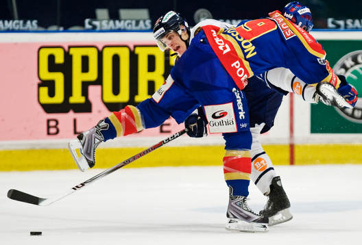 Kristofer Ottosson, Djurgården, tacklar Pekka Saravo,