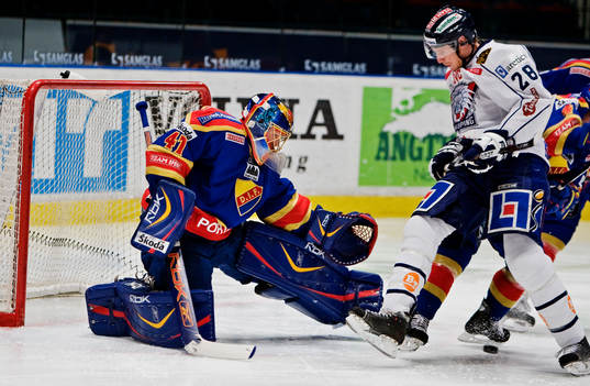 Eric Beaudoin, Linköping, oroar framför Gustaf Wesslau,