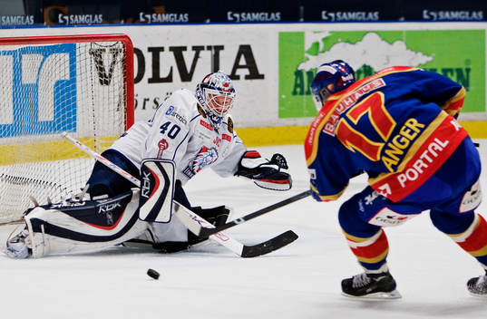 Niklas Anger, Djurgården, missar ett friläge mot Daniel