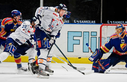 Fredrik Emvall, Linköping, styr pucken utanför mål