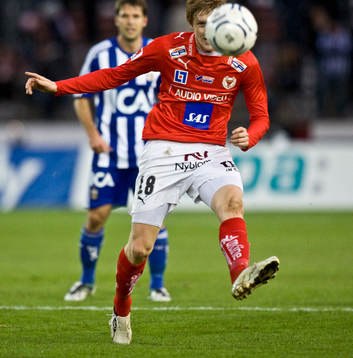 Rasmus Elm, skymtar fram bakom bollen