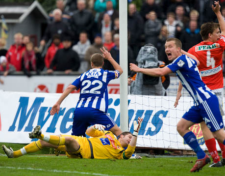 0-1, Ragnar Sigurdsson som gör segertecken och Jakob