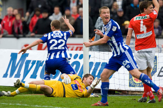 0-1, Ragnar Sigurdsson som gör segertecken och Jakob