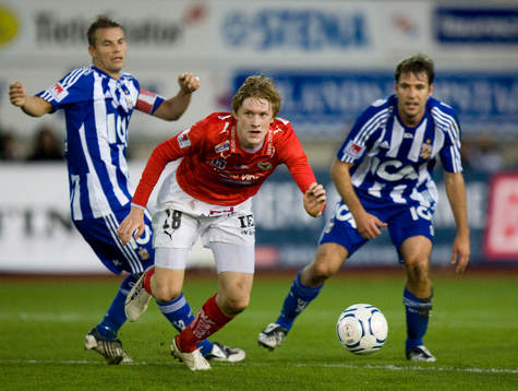 Rasmus Elm trycker sig mellan Niclas Alexandersson och