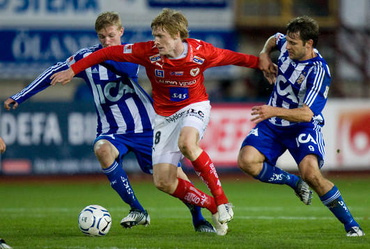 Rasmus Elm trycker sig mellan Sebastian Eriksson och Stefan