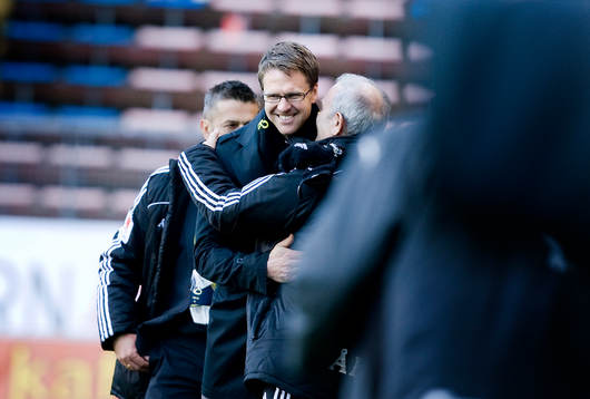 Rikard Norling, tränare AIK, kramas om
