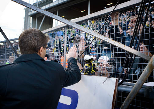 Rikard Norling, tränare lämnar över sin halsduk till