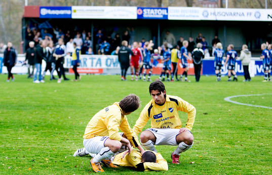 Blerim Mullici, tröstas av Magnus Bönnemark och Edis