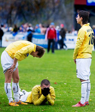 Blerim Mullici, tröstas av Magnus Bönnemark och Edis