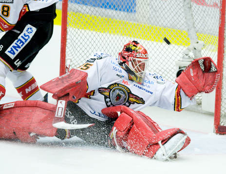 Gusten Törnqvist, Målvakt, räddar