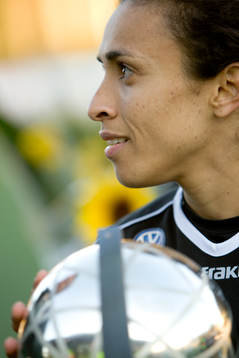Marta med segerpokalen, pokal