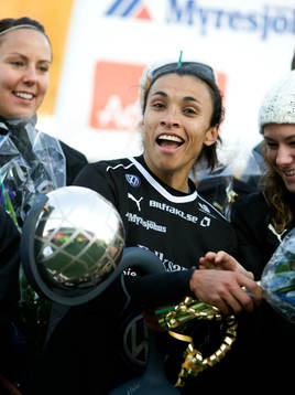Marta med segerpokalen, pokal. Svenska Mästare, SM-guld,