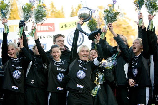 Frida Östeberg, Umeå lyfter pokalen. Pokal, jubel, glädje