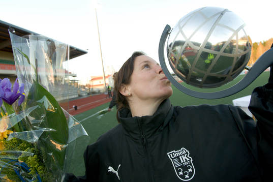 Hanna Ljungberg med pokal
