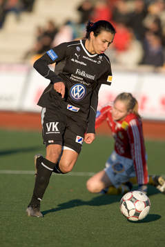 Marta lurar målvakten och gör 11-1