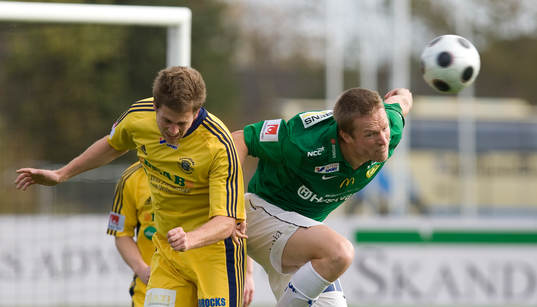 Erik Skördåker i nickduell framför Ängelholmsmålet