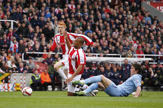 Gareth Bale, Tottenham, ger Tom Soares, Stoke, en rejäl