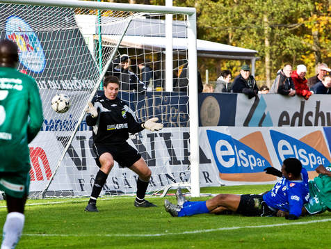 Anselmo gör 1-0 för Halmstad. Colin Burns, målvakt