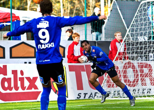 Anselmo gör 1-0 för Halmstad. Emir Kujovic jubel