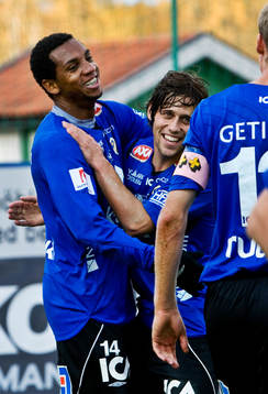 Anselmo gör 1-0 för Halmstad. Michael Görlitz gratulerar
