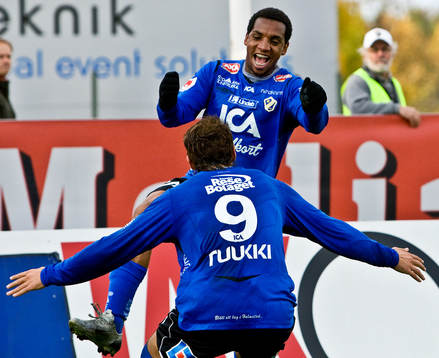Anselmo gör 1-0 för Halmstad. Emir Kujovic jubel
