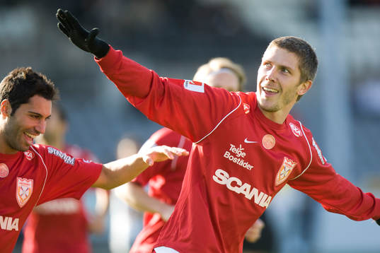 0-1, Dennis Östlundh, jubel. Stefan Batan grattar