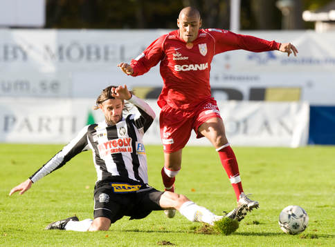 Mirza Jelecak glidtacklar Alessandro Silva Perreira så