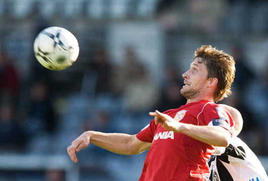 Lagkapten Göran Marklund tar ner bollen
