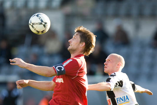 Lagkapten Göran Marklund tar ner bollen