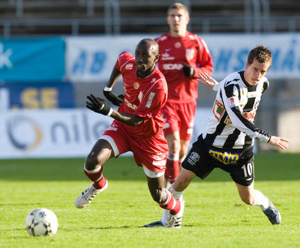 Aziz Corr Nyang rycker ifrån Linus Olsson