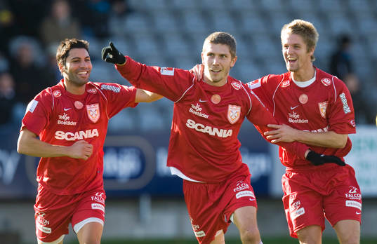 0-1, Dennis Östlundh, som grattas av Stefan Batan och Andi