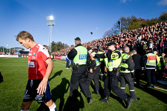 Räcket gav vika och läktaren rasade samman. Matchen fick