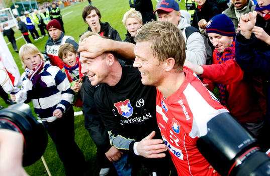 Dick Last och Marcus Allbäck kramas och jublar, jubel,